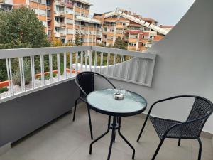 d'une petite table et de deux chaises sur un balcon. dans l'établissement Dolce vita, à Belgrade
