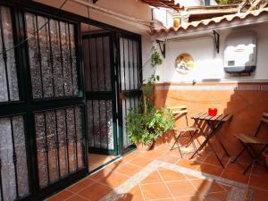 Zimmer mit schwarzen Türen sowie einem Tisch und Stühlen in der Unterkunft Alojamiento Casa Piano in Mairena del Aljarafe + 22 Fotos