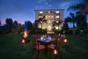 a table and chairs in front of a house at WelcomHeritage Mount Valley Resort Ranthambore in Sawāi Mādhopur