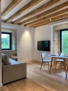 Televízia a/alebo spoločenská miestnosť v ubytovaní Apartamentos Boutique Aroca