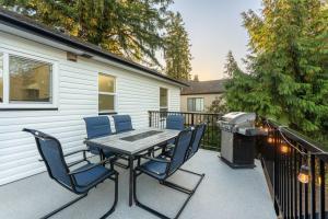 un patio con mesa, sillas y parrilla en Amazing House In The Heart Of Vancouver DT/YVR/UBC en Vancouver