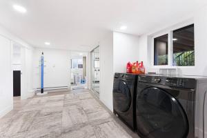 a laundry room with a washer and dryer at Amazing House In The Heart Of Vancouver DT/YVR/UBC in Vancouver