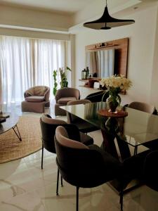 sala de estar con mesa y sillas en Paradise Apartment en Punta Cana