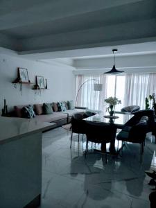 蓬塔卡納的住宿－Paradise Apartment，客厅配有桌子和沙发