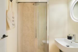 bagno con doccia e lavandino di Hostal Evoke Madrid a Madrid