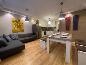 Posezení v ubytování Luxury Apartments In Top City Center Varna 2