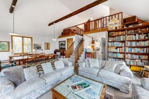 una sala de estar con sofás y estanterías en The Bird's Nest, en Isle la Motte