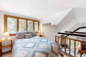 1 dormitorio con 1 cama y algunas ventanas en The Bird's Nest en Isle la Motte