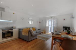 una sala de estar con un sofá y una mesa en The Lower Deck, en Lyme Regis