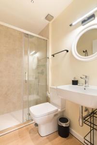 y baño con aseo, lavabo y ducha. en Hostal Evoke Madrid, en Madrid