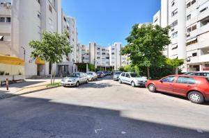 una fila de autos estacionados al lado de una calle en Apartments Zoran, en Split