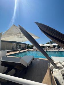 Villa Edelweiss في باكولي: حمام سباحة مع أرجوحة بجوار حمام سباحة