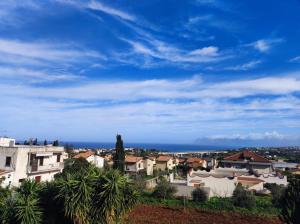a view of a town with the ocean in the background at appartamento in villa splendente in Castellammare del Golfo
