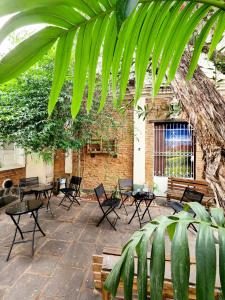 - une terrasse avec un bouquet de chaises et un bâtiment en briques dans l'établissement El Chabot Fan, à Salta