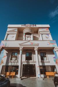 un gran edificio blanco con un cartel. en Nomads Hotel Petra en Wadi Musa