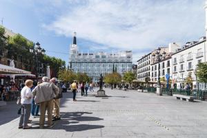 een groep mensen die in een stadsstraat staan bij Hostal Evoke Madrid in Madrid