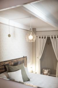 een slaapkamer met een bed en een lamp bij Locanda 53 in Arco