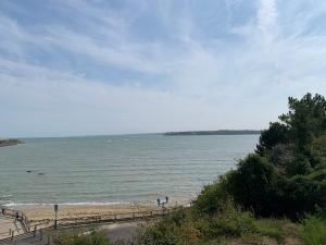 a view of a beach with the ocean at Petite Maison Cosy in Saint-Brieuc