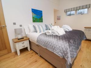 a bedroom with a bed with towels on it at 9 Faraway Fields in Liskeard