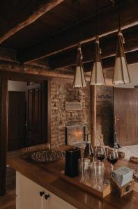 una cocina con copas de vino en una barra en Honey home en Bistriţa
