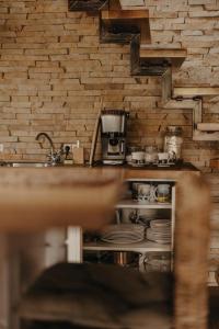 Honey home في بيستريتسا: مطبخ مع كونتر وصحون ومغسلة