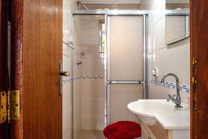 a bathroom with a shower and a sink at APARTAMENTO, ATÉ 4 PESSOAS,20 Metros da PRAIA do SONHO, PÉ NA AREIA,100 MB WI-FI in Itanhaém +23 photos