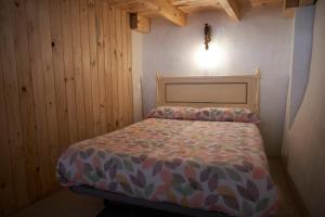 a small bedroom with a bed in a room at Ático El Más allá in Chulilla