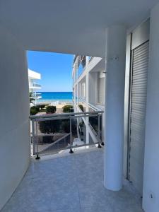 von einem Balkon eines Gebäudes mit Strandblick in der Unterkunft Riviera primera planta in Miami Platja