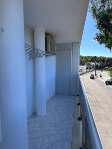 - un balcon dans un bâtiment blanc avec un parking dans l'établissement Riviera primera planta, à Miami Platja