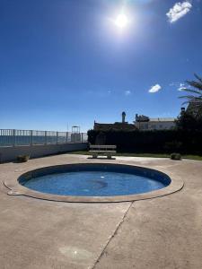 ein kleiner Pool mit einer Bank um ihn herum in der Unterkunft Riviera primera planta in Miami Platja