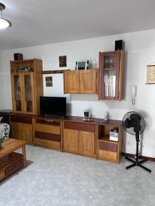 ein Wohnzimmer mit Holzschränken und einem Schreibtisch in der Unterkunft Riviera primera planta in Miami Platja