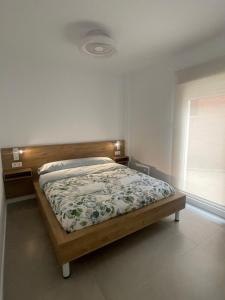 1 dormitorio con 1 cama con cabecero de madera en Apartamento Isabella suite, en Güéjar-Sierra