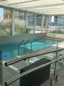 a large swimming pool in a building with at Hermoso depto en Costa de Montemar, Vista al mar in Concón