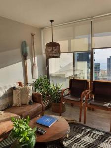 a living room with a couch and a table at Hermoso depto en Costa de Montemar, Vista al mar in Concón +41 photos