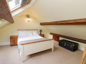 sypialnia z łóżkiem na poddaszu w obiekcie Wenallt w mieście Caernarfon