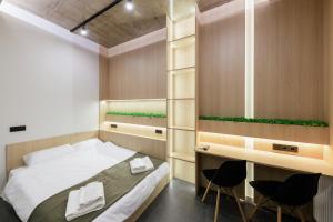 Luxury Apartments Smart House في أوجهورود: غرفة نوم بسرير وكرسيين