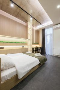 een grote slaapkamer met een groot bed en een bureau bij Luxury Apartments Smart House in Oezjhorod