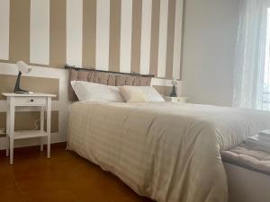 - une chambre avec un lit et une table avec une lampe dans l'établissement Agriturismo Ippocastano, à Sciolze