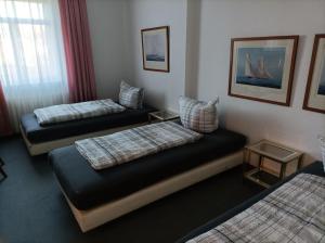 Rúm í herbergi á Pension für Monteure in Dresden, Zimmer mit eigenem Bad und großer Gemeinschaftsküche