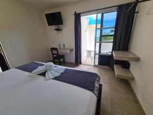 Postel nebo postele na pokoji v ubytování Hotel Vista Laguna Bacalar