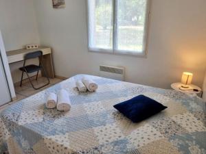 Łóżko lub łóżka w pokoju w obiekcie La Cabane au Carbet Piscine chauffée au calme dans la nature