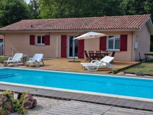 Basen w obiekcie La Cabane au Carbet Piscine chauffée au calme dans la nature lub w pobliżu