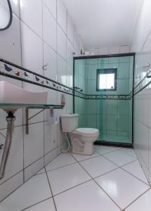 a bathroom with a toilet and a sink at Dona Rosa Suites Privativas in Arraial do Cabo