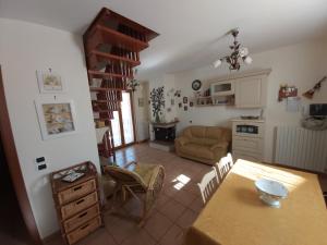 een woonkamer met een tafel en een bank bij Snowflake Apartment in Campo di Giove