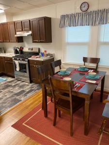 uma cozinha com uma mesa, cadeiras e um fogão em Blues Bungalow em Pensacola