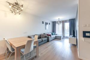 Posedenie v ubytovaní ApartMate Spacious Apartment with balcony OldTown for 6 people