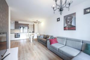 Kuchyňa alebo kuchynka v ubytovaní ApartMate Spacious Apartment with balcony OldTown for 6 people