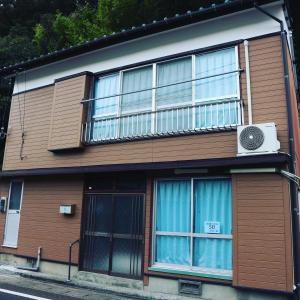 AmakusaにあるSakitsu house SEI - Vacation STAY 51020vの木造の建物で、バルコニー、ファンが備わります。