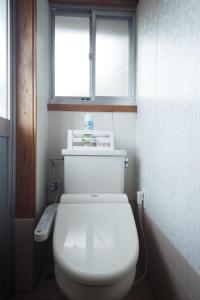 AmakusaにあるSakitsu house SEI - Vacation STAY 51020vの窓付きのバスルーム(白いトイレ付)