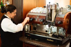 Comodidades para preparar café e chá em Hotel Golden Park Internacional Foz & Convenções By Nacional Inn